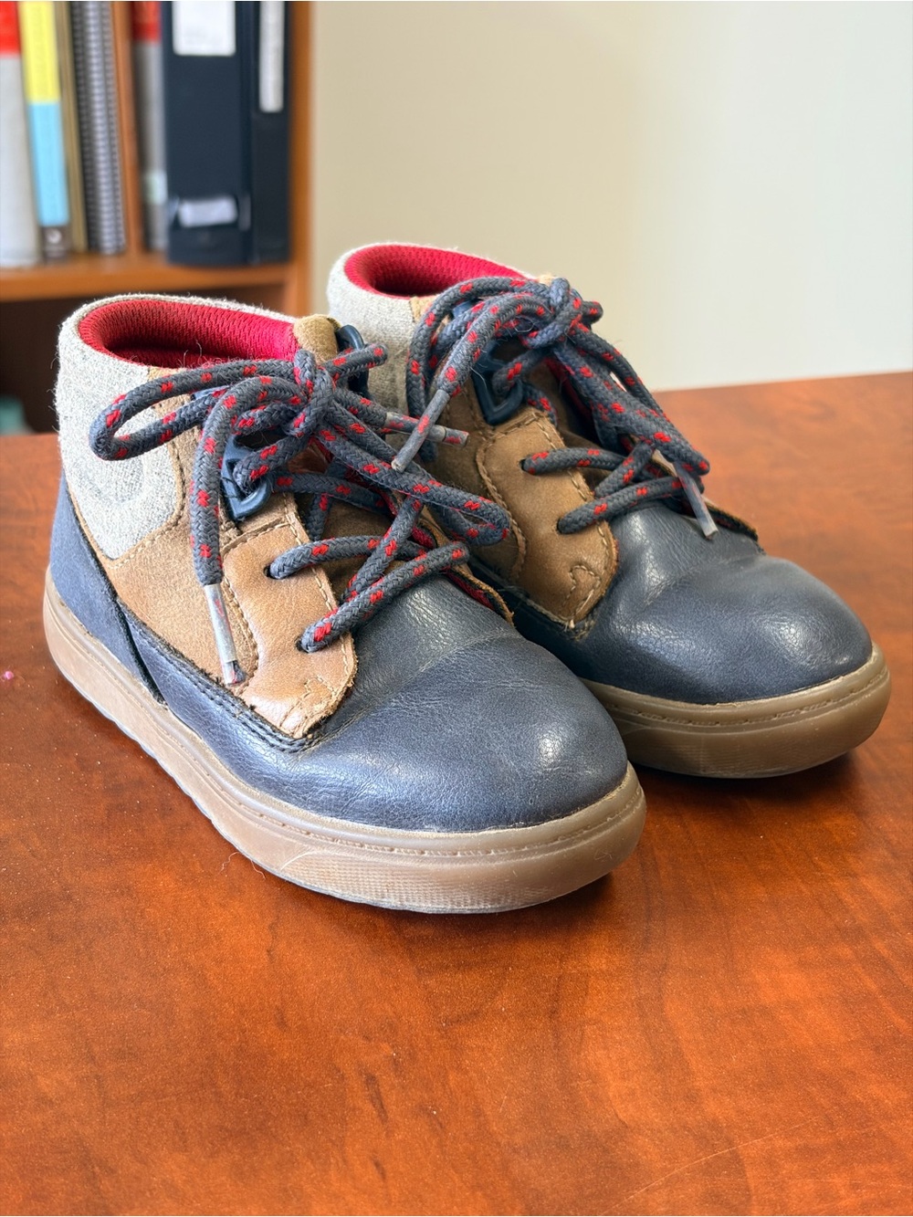 Osh Kosh Bigosh boys (8 toddler) lace up shoe